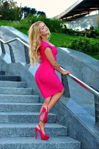 Alev-alev öpüşmeyi seven kadın Mükrime