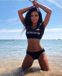 Alev-alev oral yapan Ayda