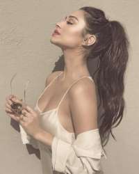 Ateşli dans yapan bayan Melahat