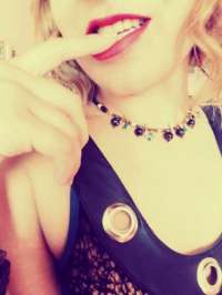 Ateşli eve gelen kız Gülden