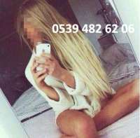 Cıvıl-cıvıl dans yapan bayan Fidan