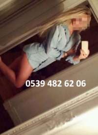 Cıvıl-cıvıl dans yapan bayan Fidan