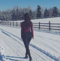 Etkileyici fatezi yapan bayan Dünya