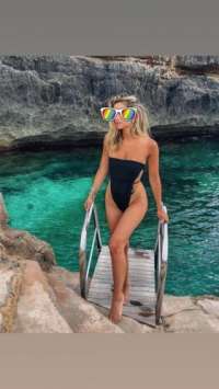 Etkileyici masaj yapan hanım Menekşe