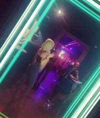 Gösterişli dans yapan kız Ertaç