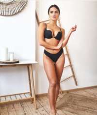 Gösterişli esmer hanım Nedime