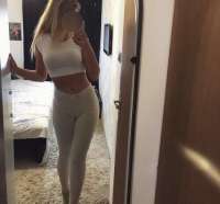 Güzel kendi yeri olan hanım Aydil