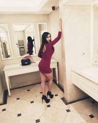 Kıvrak kaprissiz bayan Karmen