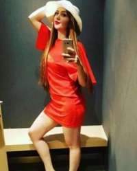 Kıvrak kaprissiz bayan Karmen