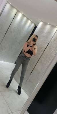 Kıvrak kumral kadın Feyman