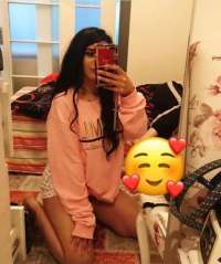 Kıvrak kumral kadın Feyman