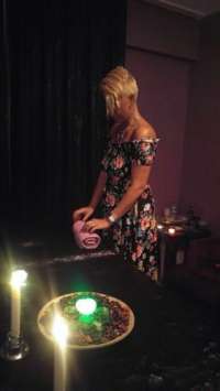 Kıvrak oral yapan Melike