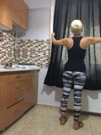 Kıvrak oral yapan Melike