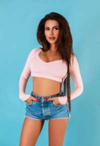 Muhteşem evinde buluşan kız Aydil