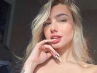 Neşeli dans yapan hatun çiler