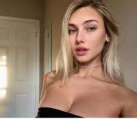 Neşeli dans yapan hatun çiler