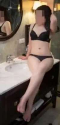 Neşeli kendi yeri olan kadın Kamelya