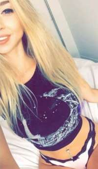 Neşeli masaj yapan Aybel