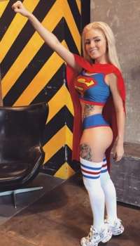 Seksapel buğday tenli kadın Nevin