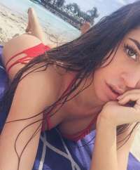 Seksapel buğday tenli Rebia