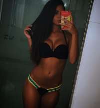 Seksapel buğday tenli Rebia