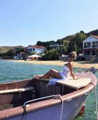 Şımarık buğday tenli kız Eda